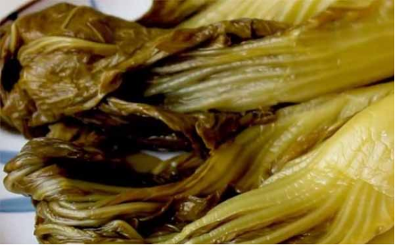 插旗菜業(yè)出口酸菜用食品X光機(jī)檢查，卻把腳踩的供給國(guó)內(nèi)