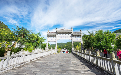 “五一”假期，測(cè)溫門助力各大景區(qū)疫情防控